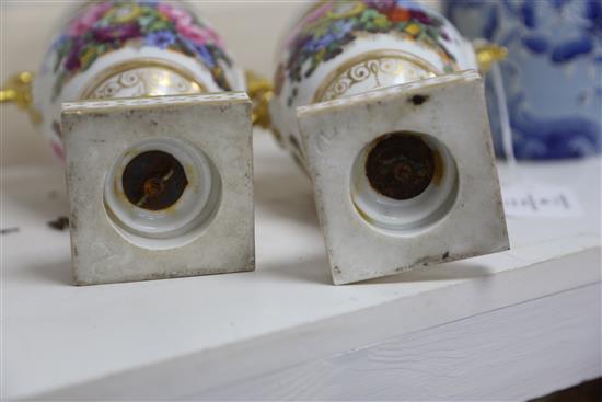 A pair of English porcelain vases, c.1820, H. 20.5cm